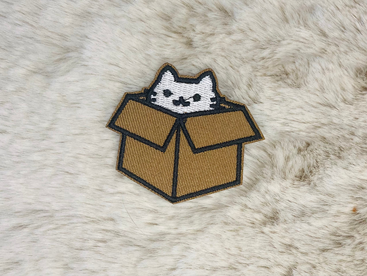 Patch - Süße weiße Katze im Karton